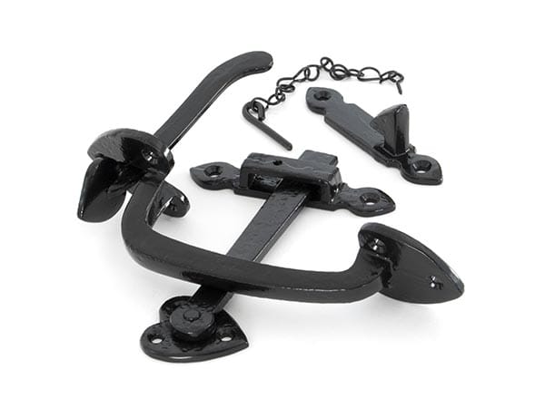 Black Cast Thumblatch Set with Chain | 33321