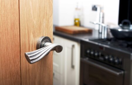 Distressed Silver Old English Richmond Lever Door Handle on Round Rose - (OE110DS) - Image 2