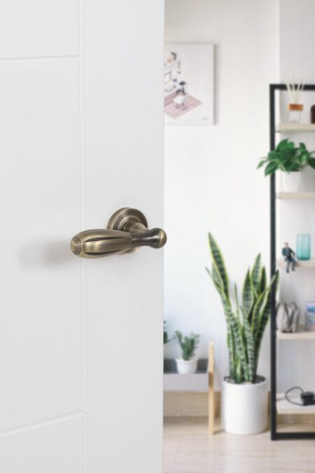 Matt Antique Brass Old English Cambridge Lever Door Handle on Round Rose - (OE175MAB) - Image 2