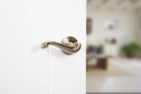 Antique Brass Old English Colchester Lever Door Handle on Round Rose - (OE177AB) - Image 2