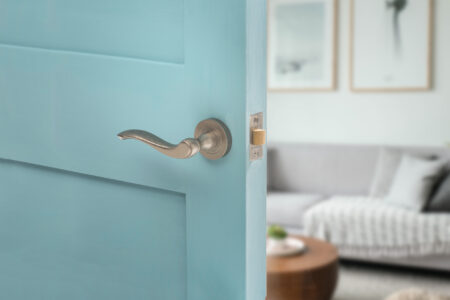 Distressed Silver Old English Colchester Lever Door Handle on Round Rose - (OE177DS) - Image 2