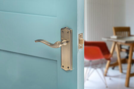 Antique Brass Old English Warwick Latch Lever Door Handle on Backplate - (OE178LAB) - Image 2