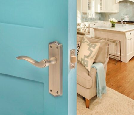 Matt Antique Brass Old English Warwick Latch Lever Door Handle on Backplate - (OE178LMAB) - Image 2