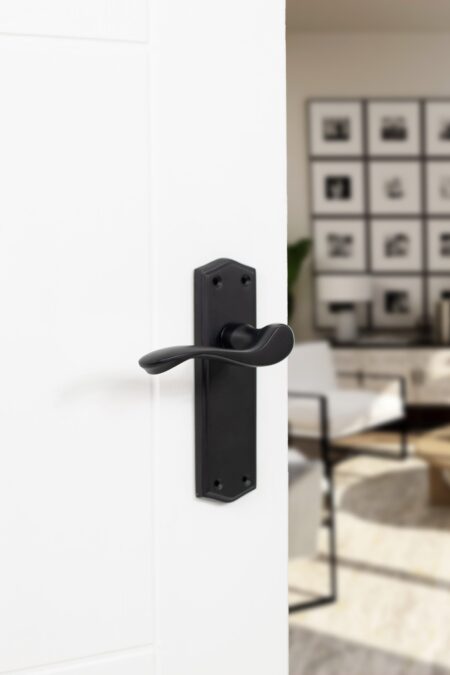 Matt Black Old English Warwick Latch Lever Door Handle on Backplate - (OE178LMB) - Image 2