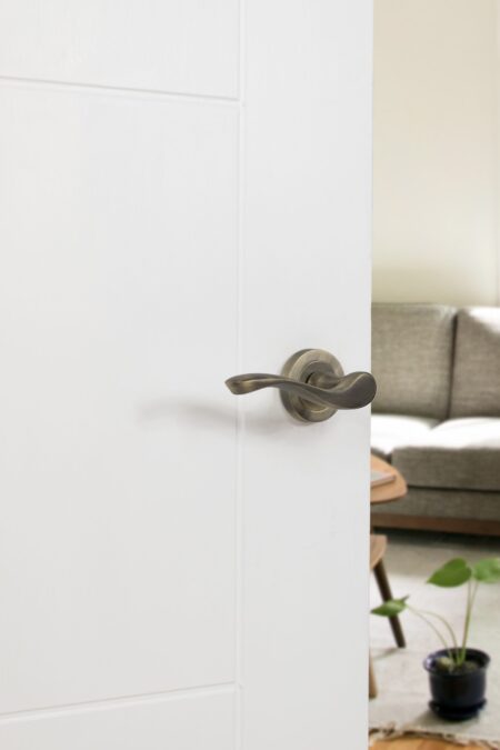 Matt Antique Brass Old English Warwick Lever Door Handle on Round Rose - (OE178MAB) - Image 2