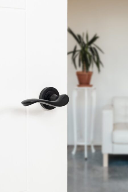 Matt Black Old English Warwick Lever Door Handle on Round Rose - (OE178MB) - Image 2