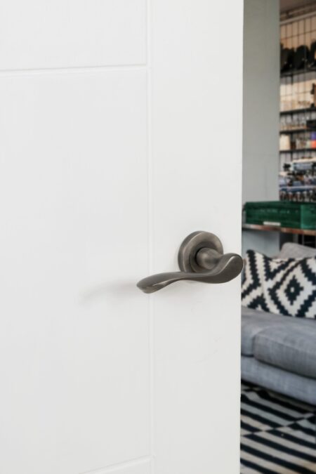 Matt Gun Metal Old English Warwick Lever Door Handle on Round Rose - (OE178MBN) - Image 2