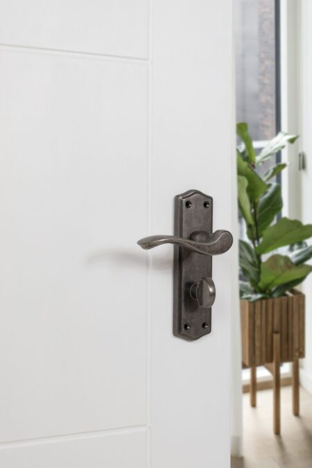 Atlantic Distressed Silver Old English Warwick WC Lever Door Handle on Backplate - (OE178WCDS) - Image 2