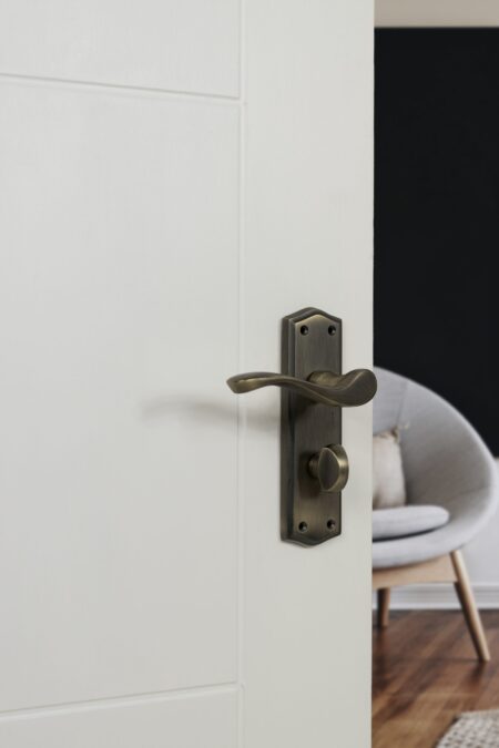 Atlantic Matt Antique Brass Old English Warwick WC Lever Door Handle on Backplate - (OE178WCMAB) - Image 2