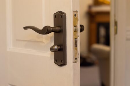 Atlantic Matt Gun Metal Old English Warwick WC Lever Door Handle on Backplate - (OE178WCMBN) - Image 2