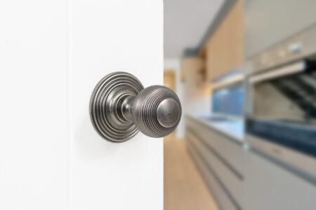 Atlantic Distressed Silver Old English Ripon Solid Brass Reeded Beehive Mortice Door Knob on Concealed Fix Rose - (OE50RMKDS) - Image 2