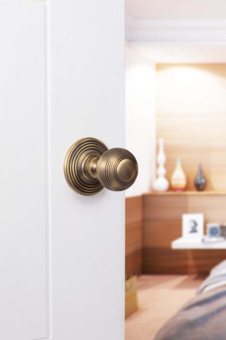 Atlantic Matt Antique Brass Old English Ripon Solid Brass Reeded Beehive Mortice Door Knob on Concealed Fix Rose - (OE50RMKMAB) - Image 2