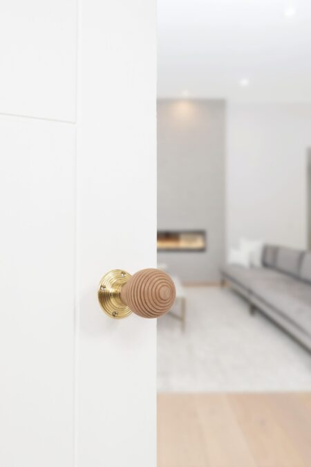 Atlantic Polished Brass Old English Bridlington Wood Reeded Beehive Door Knob on Face Fix Rose - (OE57RMKPB) - Image 3