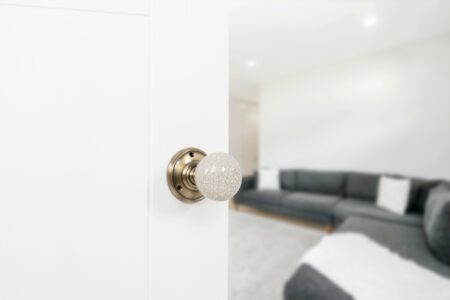 Atlantic Antique Brass Old English Skipton Porcelain Cream Crackle Door Knob on Face Fix Rose - (OE59CMKCMAB) - Image 3