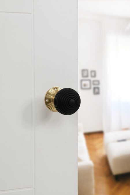 Atlantic Polished Brass Old English Whitby Ebony Wood Reeded Beehive Mortice Knob on Face Fix Rose - (OE60RREMKPB) - Image 3