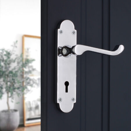 Polished Chrome Oakley Lock Lever Handle Door Handle Set - Image 3