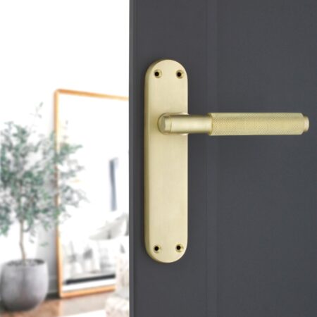 Spira Brass Satin Brass Connaught Knurled Lever on Backplate Latch Door Handle Set - Image 3