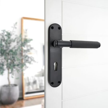 Spira Brass Matt Black Connaught Knurled Lever on Backplate Lock Door Handle Set - Image 3