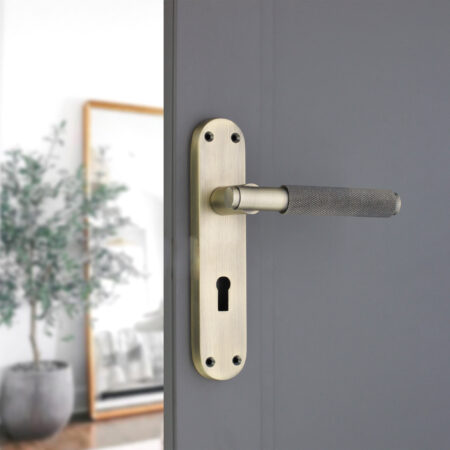 Spira Brass Brass Connaught Knurled Lever on Backplate Lock Matt Antique Door Handle Set - Image 3