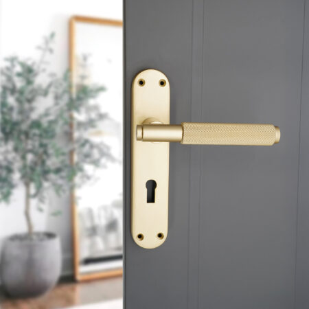 Spira Brass Satin Brass Connaught Knurled Lever on Backplate Lock Door Handle Set - Image 3