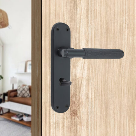 Spira Brass Matt Black Connaught Knurled Lever on Backplate Privacy Door Handle Set - Image 3