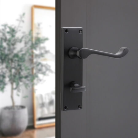 Spira Brass Matt Black Victorian Scroll Privacy Lever Handle 150mm Door Handle Set - Image 3