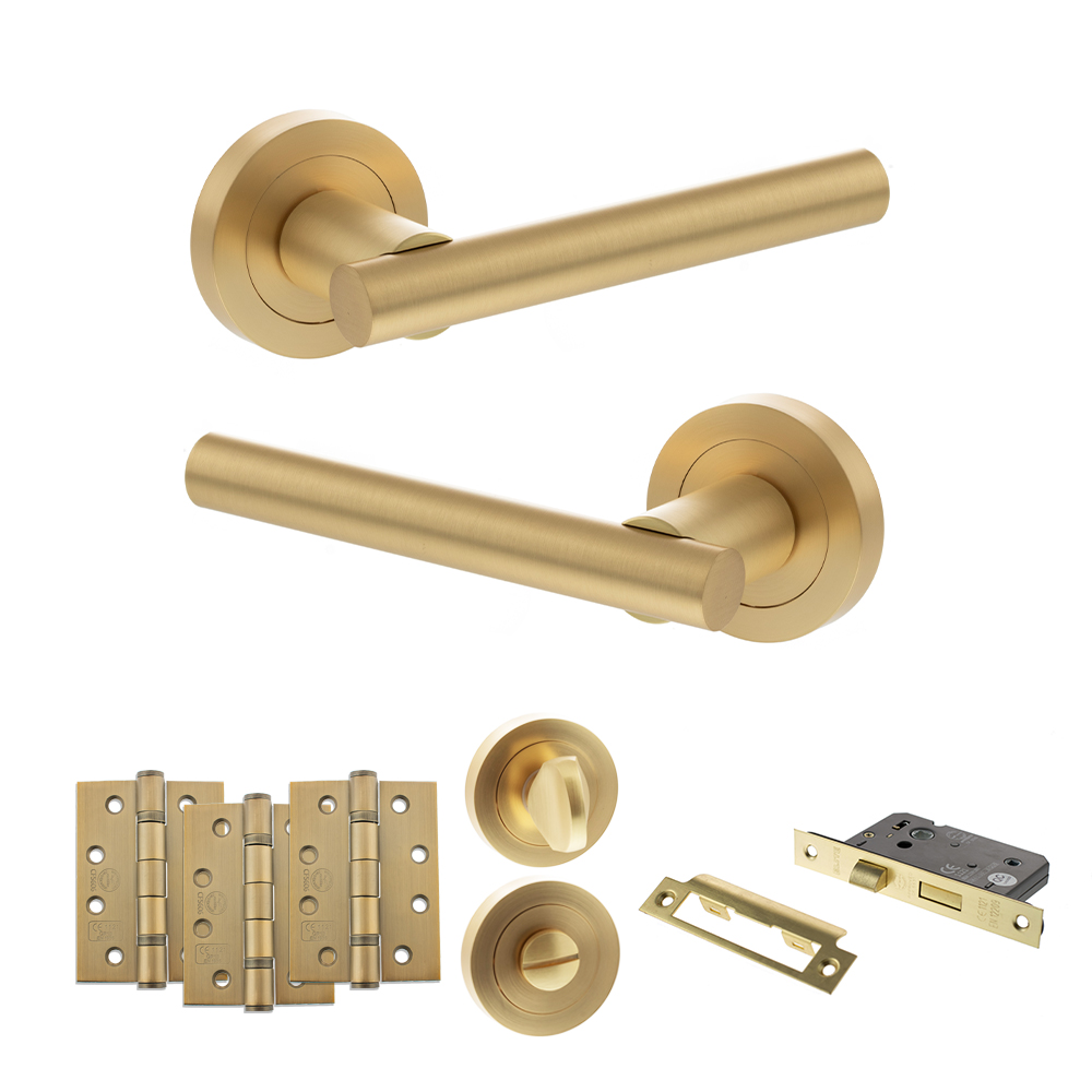 ADPS28RSB10_STATUS20NEBRASKA20SATIN20BRASS.jpg Atlantic STATUS Nebraska Door Handle Pack (Bathroom Set - 2.5" CE Bathroom Lock, 4" Fire Rated Hinges x3) - Satin Brass - Image 1