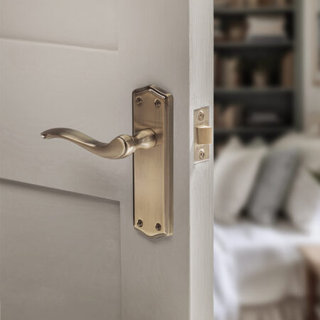Old English Warwick Door Handle Pack (Latch Set - 2.5" CE Latch, 3" Fire Rated Hinges x3) - Antique Brass - Image 6