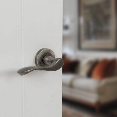 Old English Warwick Door Handle Pack (Latch Set - 2.5" CE Latch, 3" Fire Rated Hinges x3) - Matt Gun Metal - Image 6