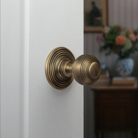 Old English Ripon Door Knob Pack (Lock Set - Horizontal Bathlock, 4" Slim Knuckle Hinges x2) - Matt Antique Brass - Image 6