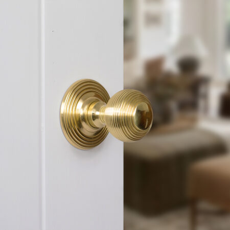 Old English Ripon Door Knob Pack (Lock Set - Horizontal Bathlock, 4" Slim Knuckle Hinges x2) - Polished Brass - Image 6