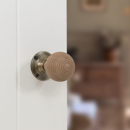 Atlantic Old English Bridlington Door Knob Pack (Lock Set - Horizontal Bathlock, 4" Slim Knuckle Hinges x2) - Antique Brass - Image 6