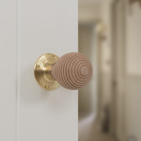 Atlantic Old English Bridlington Door Knob Pack (Lock Set - Horizontal Bathlock, 4" Fire Rated Hinges x3) - Polished Brass - Image 6