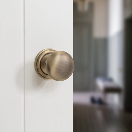 Atlantic Old English Harrogate Door Knob Pack (Lock Set - 3" Latch & Deadlock, 4" Slim Knuckle Hinges x2) - Matt Antique Brass - Image 6