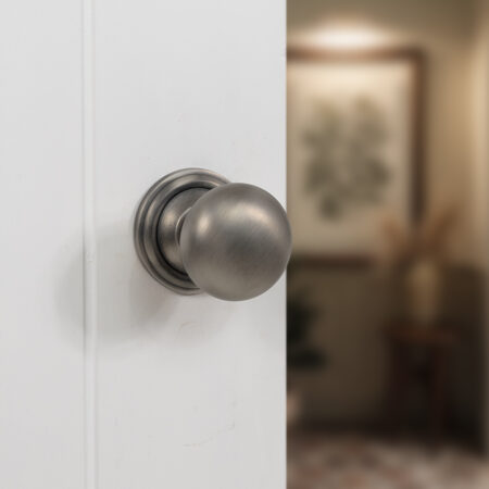 Atlantic Old English Harrogate Door Knob Pack (Lock Set - Horizontal Bathlock, 4" Slim Knuckle Hinges x2) - Matt Gun Metal - Image 6