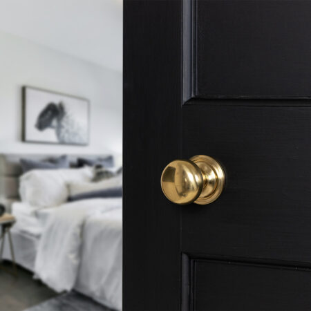 Atlantic Old English Harrogate Door Knob Pack (Lock Set - Horizontal Bathlock, 4" Fire Rated Hinges x3) - Raw Brass - Image 6