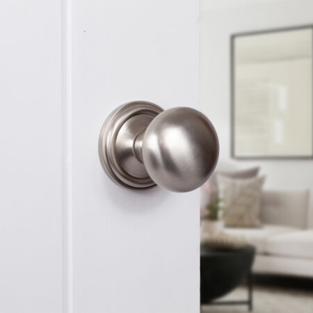 Atlantic Old English Harrogate Door Knob Pack (Lock Set - Horizontal Bathlock, 4" Fire Rated Hinges x3) - Satin Chrome - Image 6